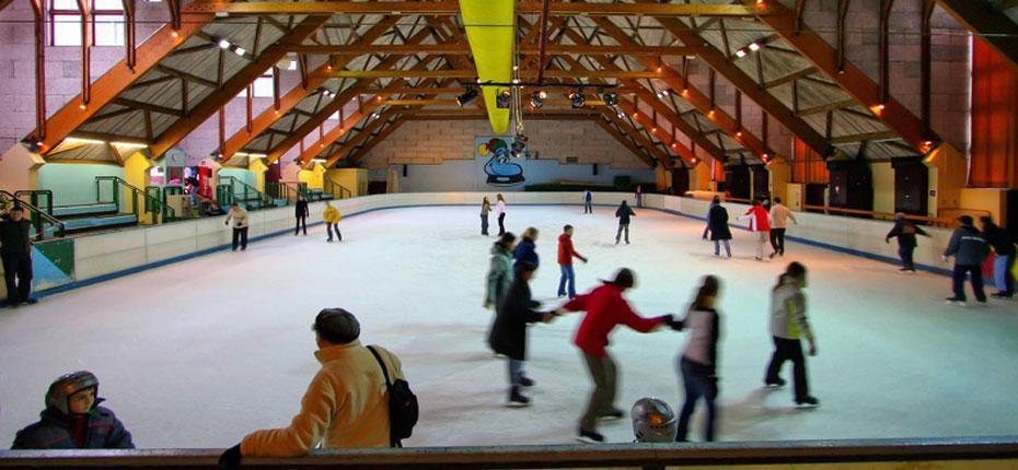 Le village propose de nombreuses activités sportives - patinoire cauterets