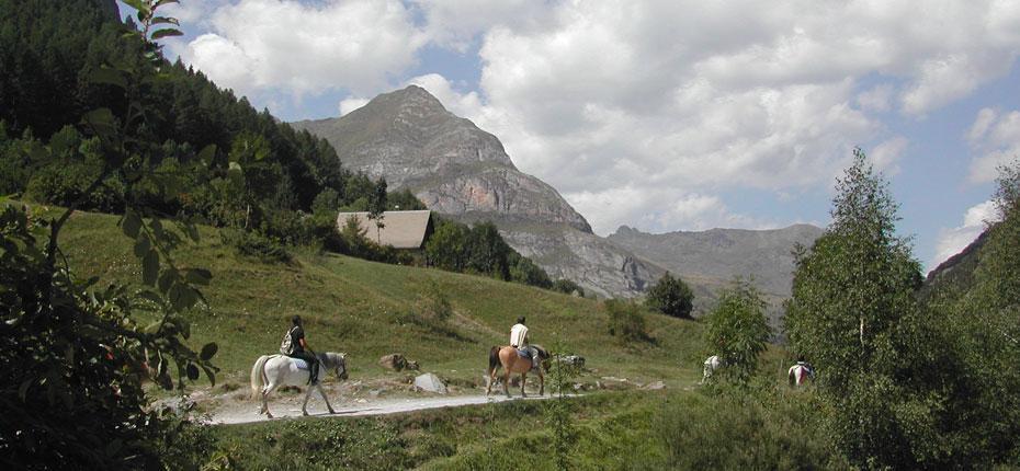 Départ pour Gavarnie à cheval - randonnee cheval gavarnie hautes pyrenees