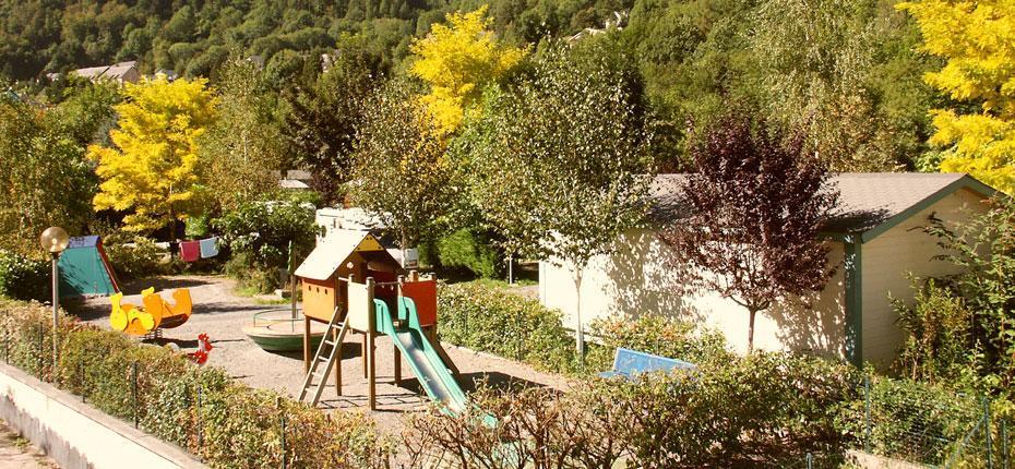 Jeux pour enfants dans un cadre arboré - camping cauterets loisirs